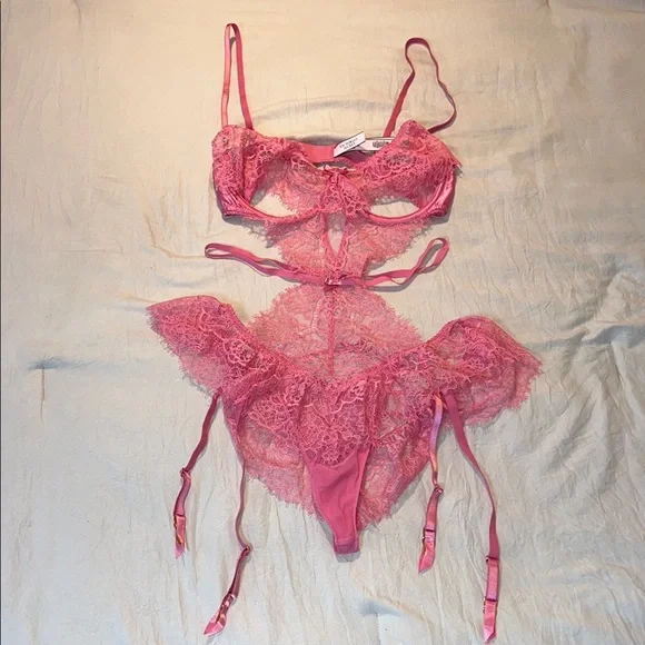 Victoria's Secret Pink Teddy Lace Bra with Scalloped Edges Size Medium - Picture 3 of 7